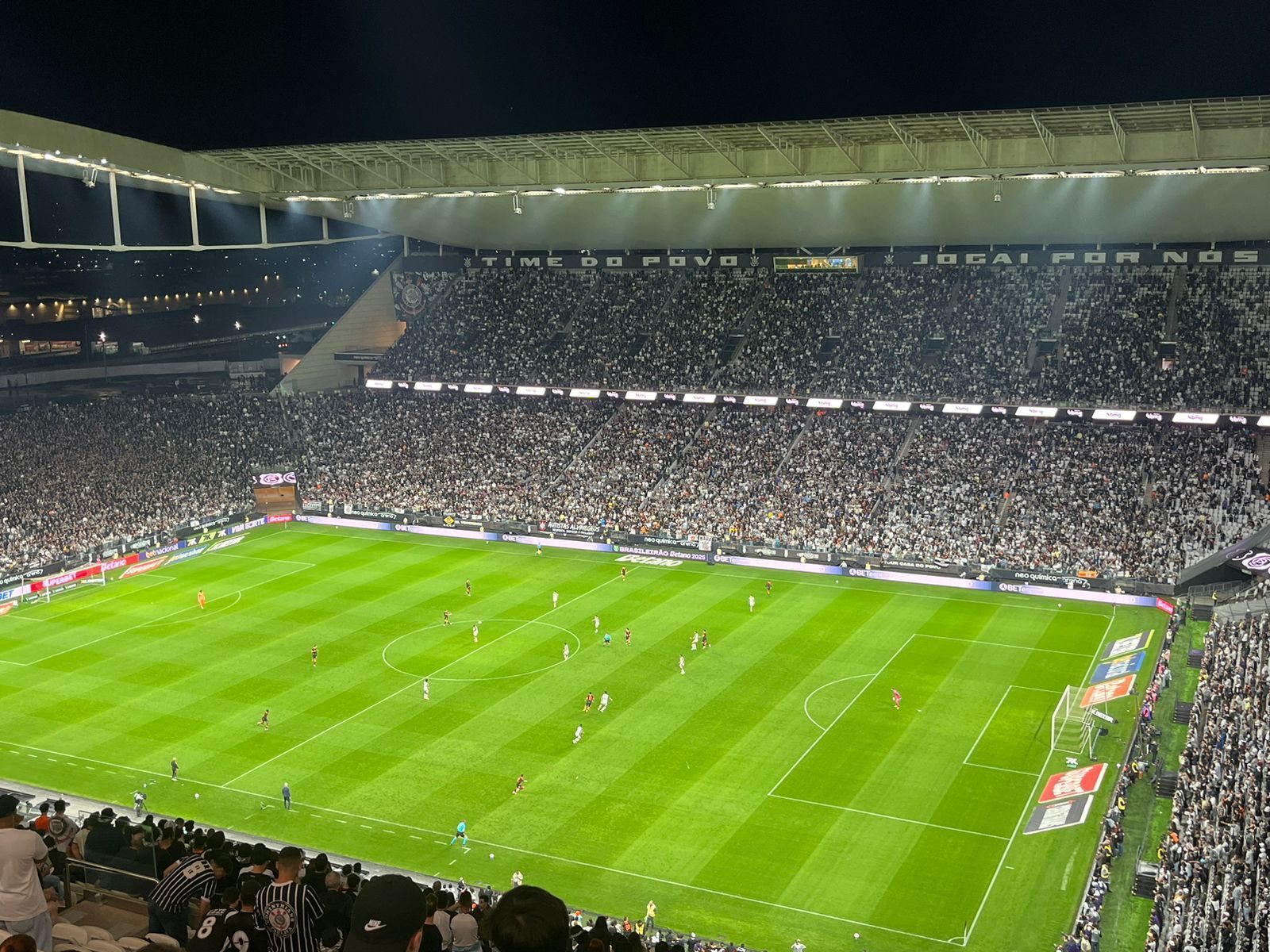 Torcida do Corinthians celebra título da Libertadores Feminina durante jogo contra Atlético