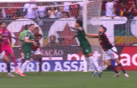 Palmeiras reclamou pênalti em lance que envolveu Gustavo Gómez e Jorginho, do Flamengo