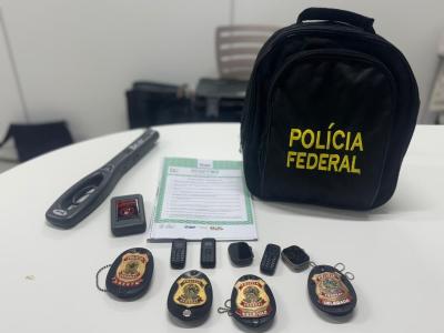 Foram encontrados equipamentos de transmissão de dados utilizados pelos candidatos fraudadores