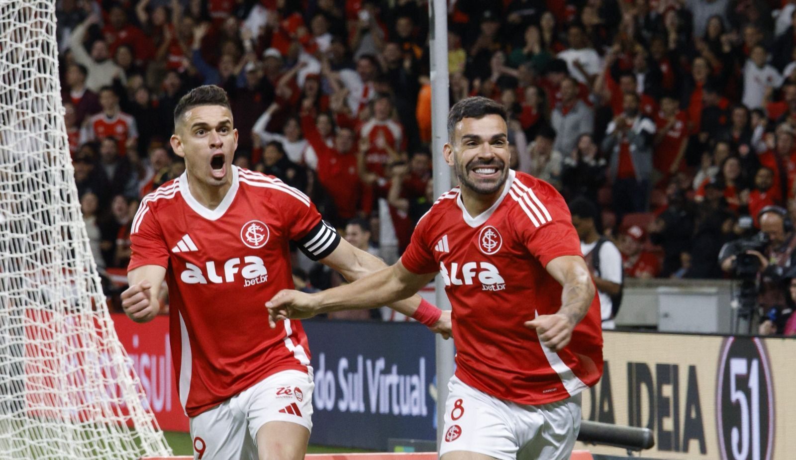 Heróis do Inter, Borré e Bruno Henrique celebram vitória contra o Sport