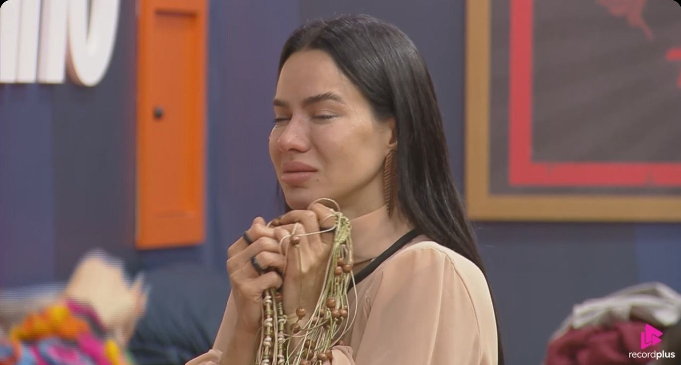 A Fazenda 17: Tamires Assis colocou surpresa em mala de Gaby Spanic após expulsão