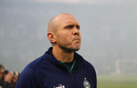 Mozart Santos à beira do campo do Couto Pereira durante Coritiba 0 x 0 Athletico