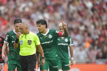 Gustavo Gómez, do Palmeiras, reclama de lance com Wilton Pereira Sampaio