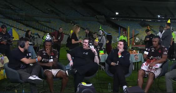 Jogadores do Vasco comemoram aniversário de Cazé