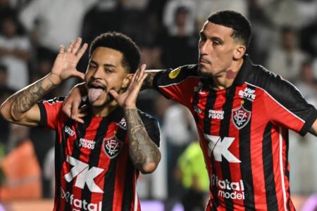 Matheuzinho, do Vitória, comemora gol marcado contra o Santos