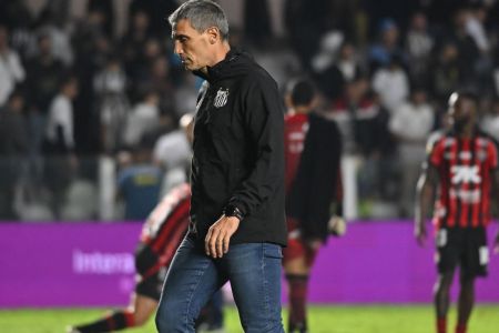 Vojvoda durante Santos x Vitória, na Vila Belmiro