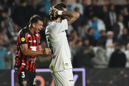 Lautaro Díaz foi titular do Santos na derrota para o Vitória