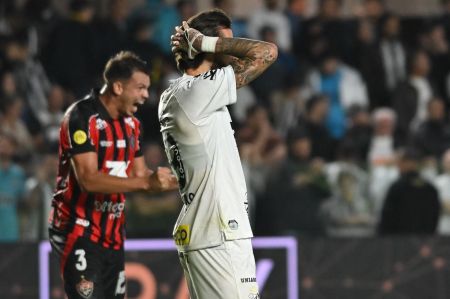Lautaro Díaz foi titular do Santos na derrota para o Vitória