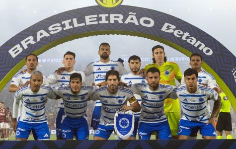 Jogadores do Cruzeiro perfilados antes de jogo como visitante no Brasileirão