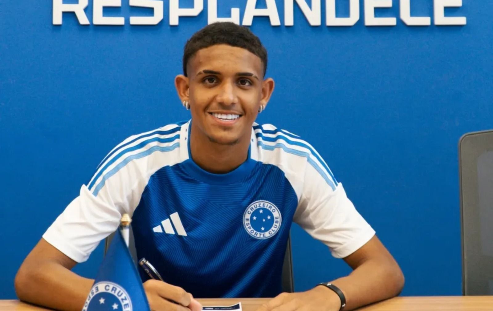 Cruzeiro firma primeiro contrato profissional com joia da Seleção Brasileira Sub-17