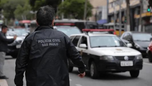A Polícia Civil apreendeu drogas, celulares e material de contabilidade do tráfico de drogas