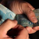 Trabalhador pode pedir antecipação da primeira parcela do 13º salário; entenda