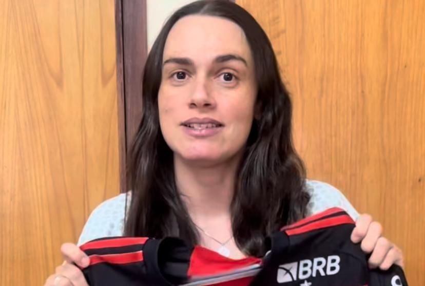 Mineira com doença grave ganha camisa do Flamengo autografada para fazer rifa