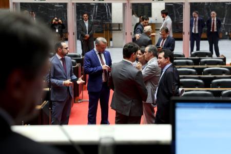 Deputados estaduais analisam a PEC 24 no plenário da ALMG