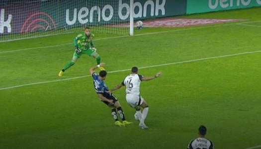 Pênalti marcado contra o Atlético na semifinal da Sul-Americana