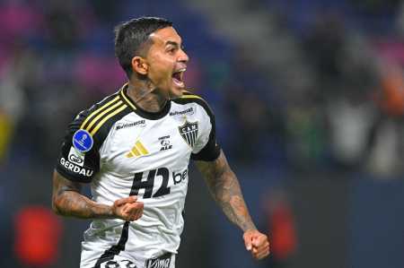 Dudu comemorando primeiro gol pelo Atlético