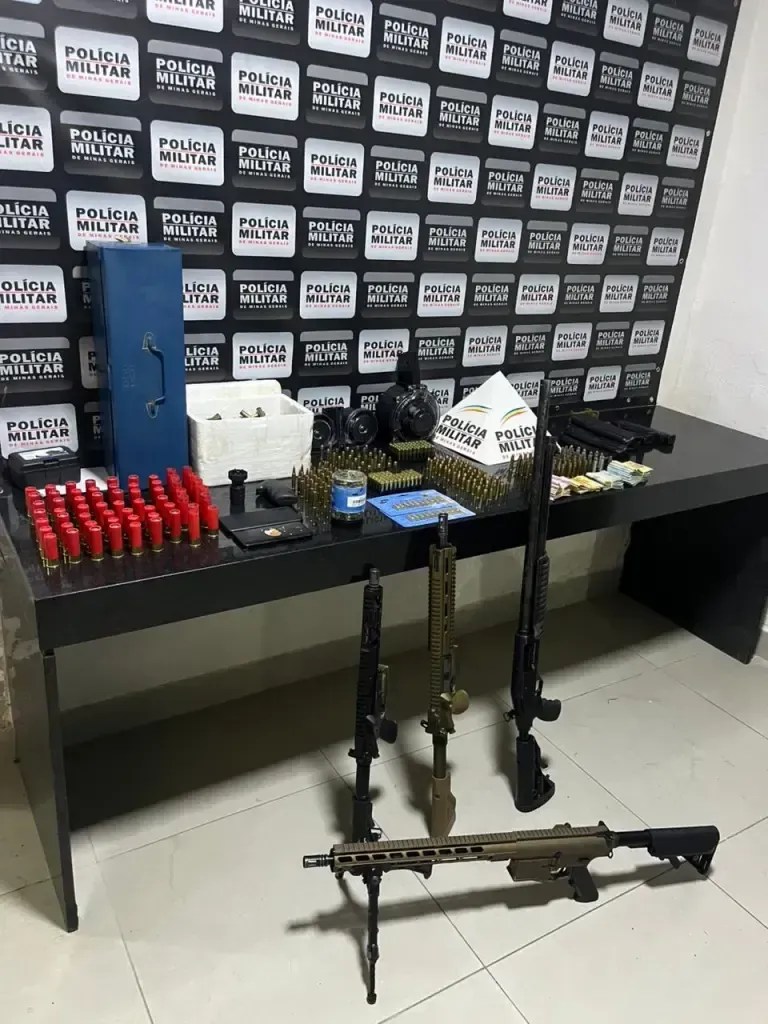 Polícia Militar apreende arsenal de armas e R$ 12 mil durante operação em Ponte Nova