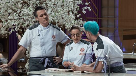 Johnlee, Leo e Marina discutem no MasterChef