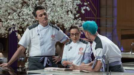Johnlee, Leo e Marina discutem no MasterChef