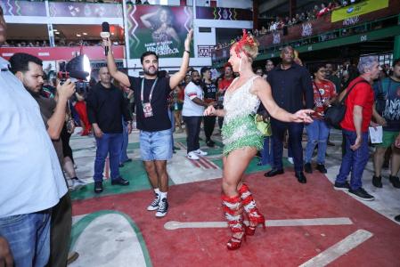 Virgínia e Lucas Guedez no ensaio de quadra da Grande Rio