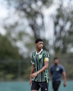 Paulo César, de 16 anos, vai jogar pelo Flamengo