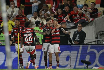 Carrascal marcou no fim e garantiu a vitória do Flamengo sobre o Racing