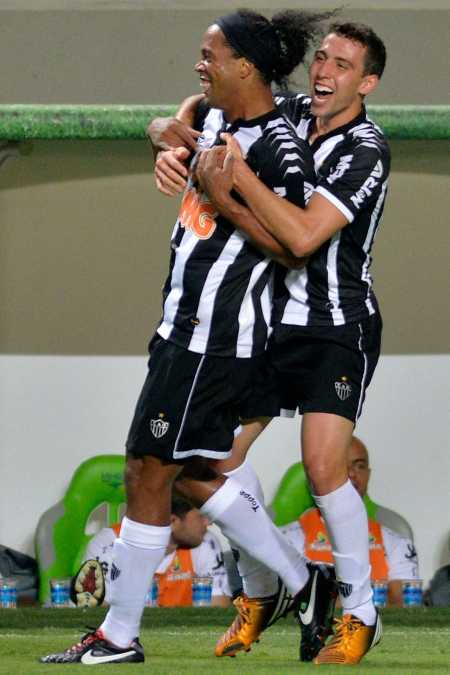 Ronaldinho Gaúcho e Fillipe Soutto comemorando gol pelo Atlético em 2012