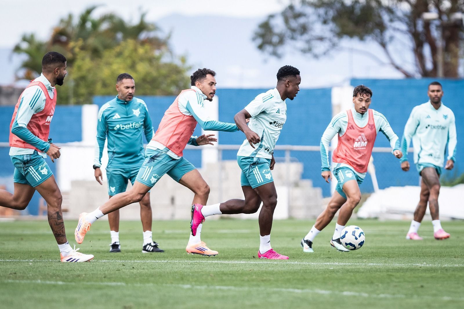 Sinisterra evolui e pode reforçar Cruzeiro contra o Palmeiras