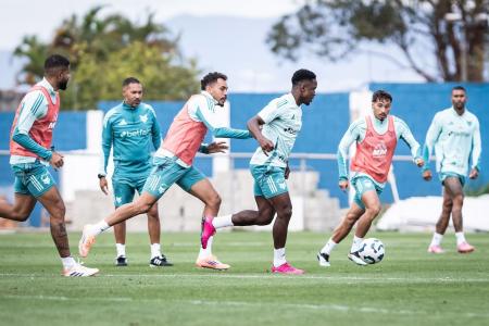 Luis Sinisterra, atacante do Cruzeiro, durante treinamento