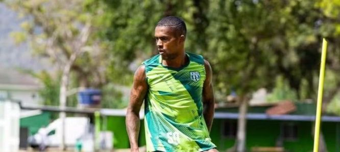 Douglas Costa treina no CT do Boavista, em Vargem Grande, no Rio de Janeiro