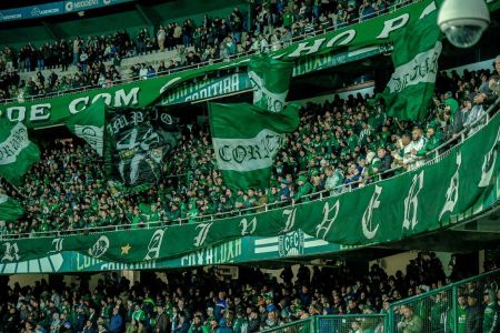 Torcida do Coritiba bateu o recorde de público do Couto Pereira em 2025 contra o Athletico-PR