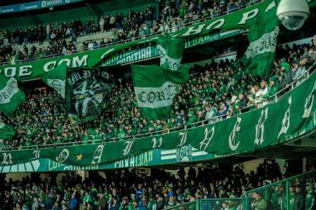 Torcida do Coritiba bateu o recorde de público do Couto Pereira em 2025 contra o Athletico-PR