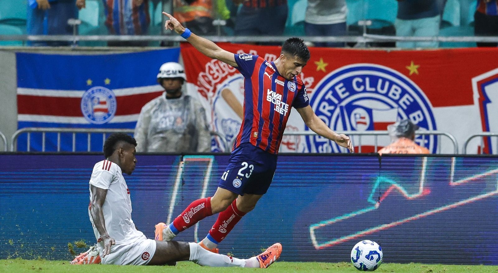 Zagueiro do Inter, Vitão atualiza situação após sair machucado contra Bahia