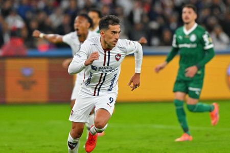 Alzugaray marcou um dos gols da vitória da LDU sobre o Palmeiras