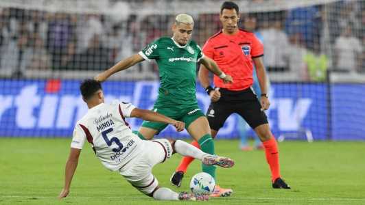 Andreas Pereira, do Palmeiras, em ação contra a LDU