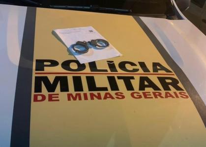 O homem foi preso e encaminhado à Delegacia de Polícia Civil de Plantão.