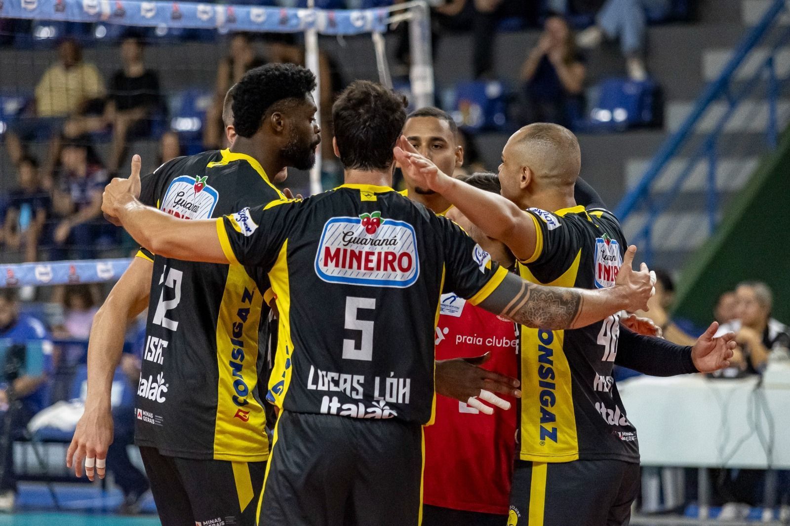 Praia Clube domina, bate Goiás e estreia com vitória na Superliga Masculina