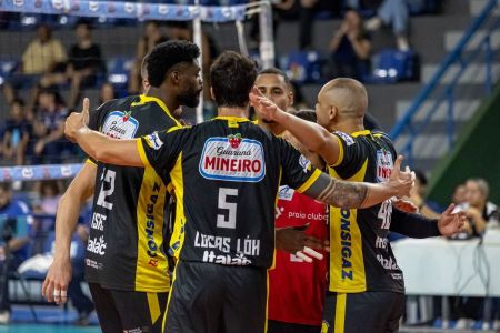 Time do Praia Clube celebra ponto contra o Goiás nesta sexta-feira (24)