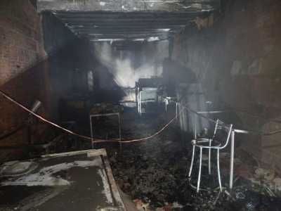 Chamas intensas deixaram maquinários e utensílios destruídos.