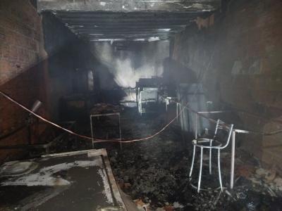 Chamas intensas deixaram maquinários e utensílios destruídos.