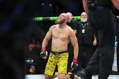 Valter Walker chega à quarta vitória seguida no UFC com a famosa "chave de tornozelo"