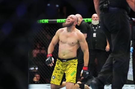Valter Walker chega à quarta vitória seguida no UFC com a famosa "chave de tornozelo"