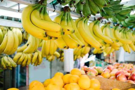 Cachos de bananas em feira