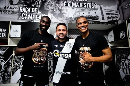 Rodrigo Souza (esq), ao lado de Elvis e Lucas Cândido, na celebração da Ponte Preta