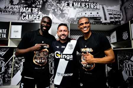 Rodrigo Souza (esq), ao lado de Elvis e Lucas Cândido, na celebração da Ponte Preta