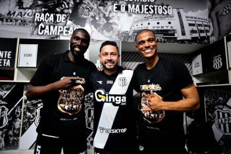 Rodrigo Souza (esq), ao lado de Elvis e Lucas Cândido, na celebração da Ponte Preta