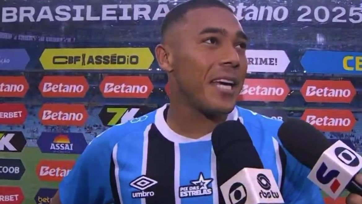Atacante do Grêmio reage à grande atuação e relembra hat-trick pelo Tottenham