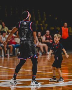 Harlem Globetrotters movimentou o ginásio do Mineirinho neste domingo (26)