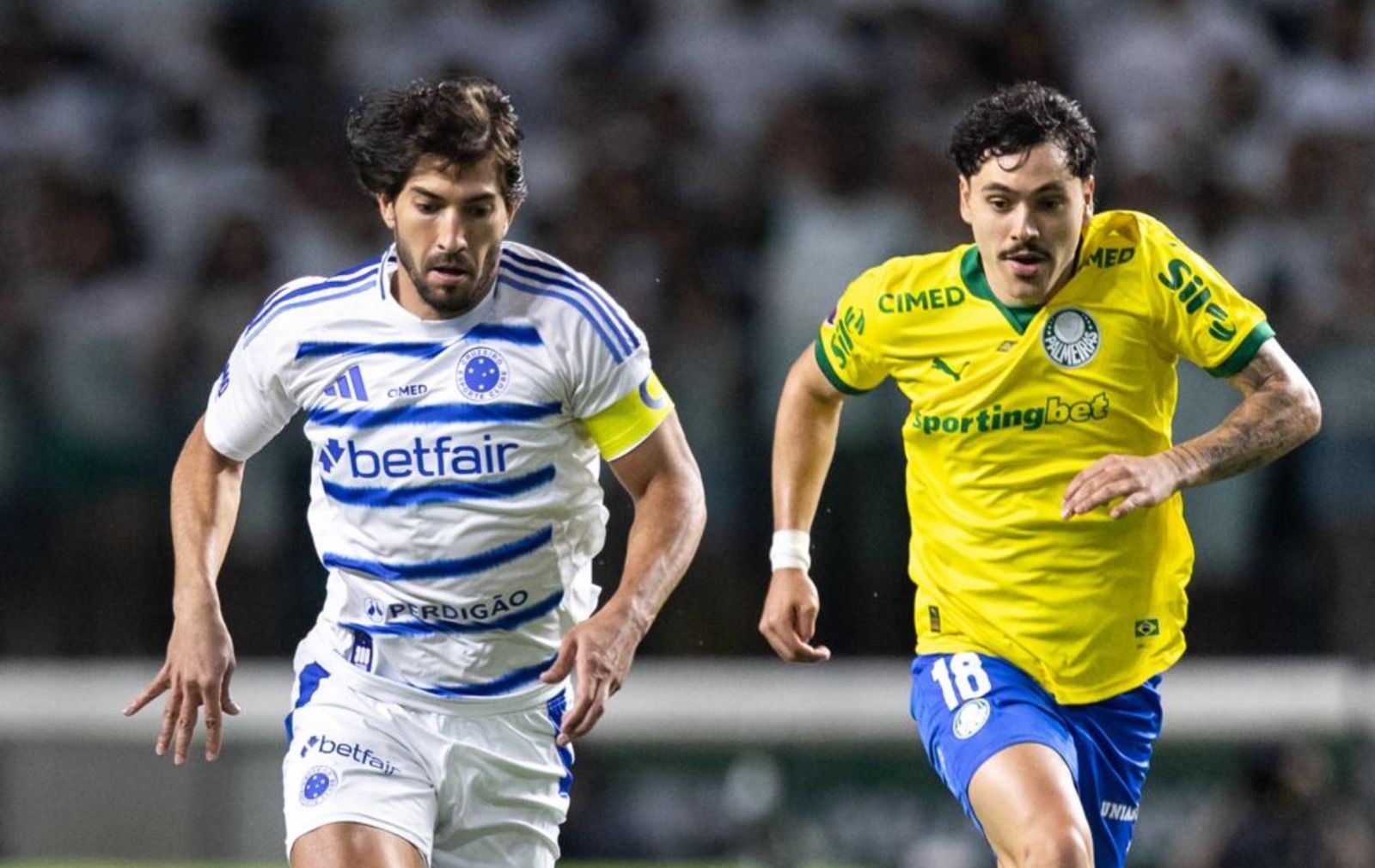 Com um a menos, Cruzeiro segura empate contra Palmeiras em jogo tenso pelo Brasileirão
