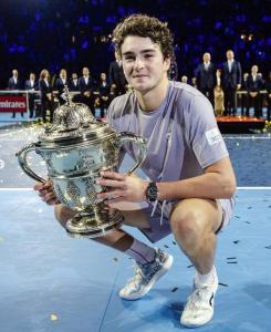 João Fonseca com troféu do ATP da Basileia